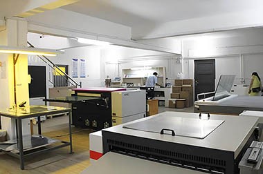 Does offset printing require plates?